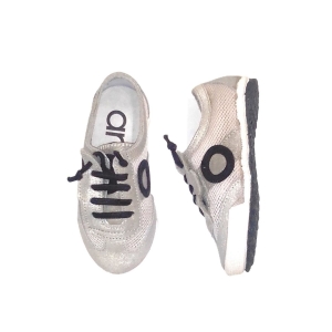 ARO_ ZAPATILLAS JOANETA NET EN PIEL SERRAJE METALIZADO PLATINUM, CON VELCRO Y CORDONES ELASTICOS