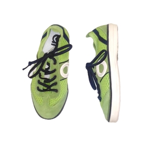 ARO_ ZAPATILLAS PICADA DELTA EN PIEL SERRAJE VERDE, CON CORDONES ELASTICOS