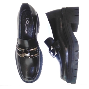 VEXED_ ZAPATO PLANO EN PIEL NEGRA CON CADENA