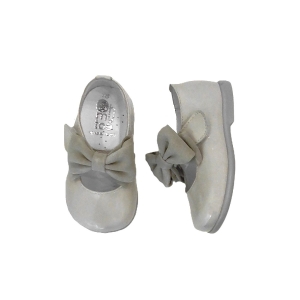 OH MY TOE_ ZAPATO EN PIEL ACHAROLADA GRIS PERLA CON LAZO EN ANTE
