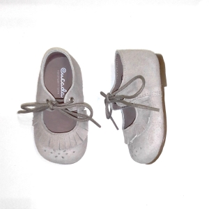 ELI1957_ ZAPATO EN ANTE TAUPE CAMEL CON CORDONES Y FLECOS