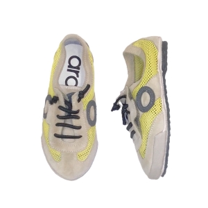 ARO_ ZAPATILLAS JOANETA NET EN PIEL SERRAJE BEIG Y AMARILLO, CON VELCRO Y CORDONES ELASTICOS