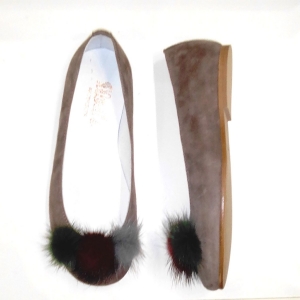 ZAPATO EN ANTE TAUPE CON POMPONES DE VISON MULTICOLOR